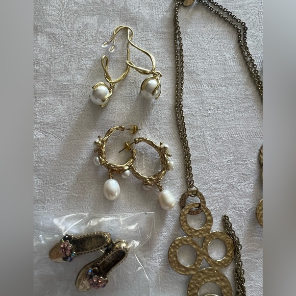 Fashion Jewelry Gold Tone Jewelry Lot Necklaces Bracelets Earrings Brooches Set - Picture 2 of 13